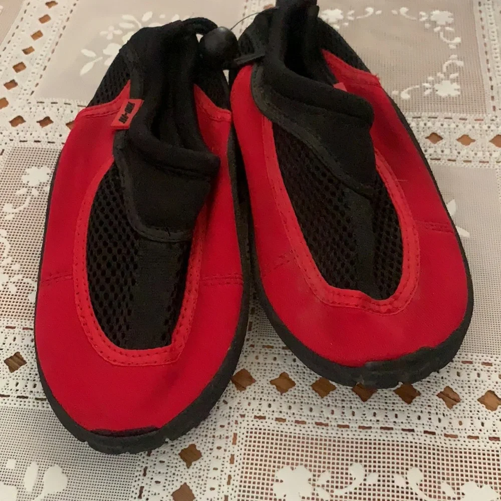 TRU-FIT SZ 11-12 RED BLACK WATER SHOES. PREOWNED
